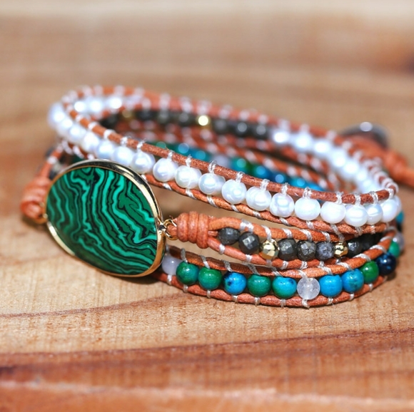 Handmade peacock green stone bohemian bracelet - Picture 3 of 4